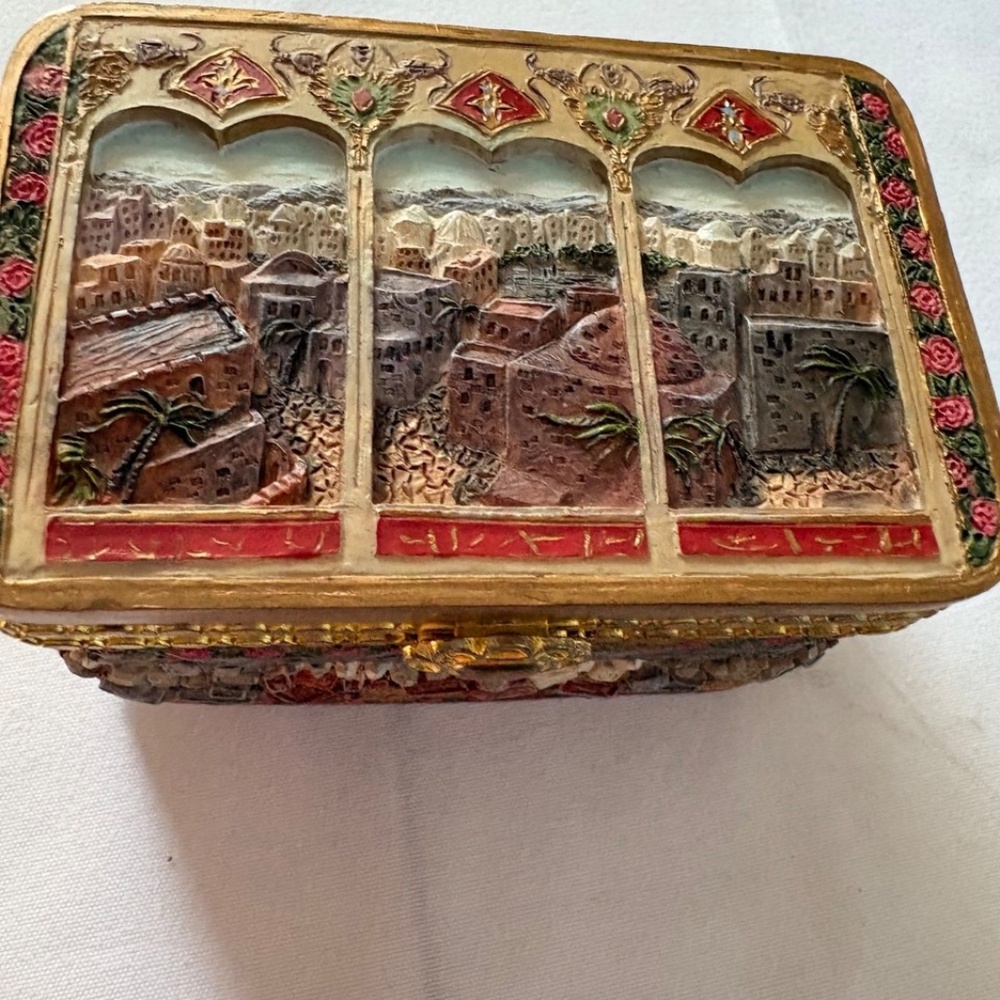 Vtg Jerusalem Holy Land Relief Trinket/Jewelry Box Gold Tone Hinged Velvet Lined